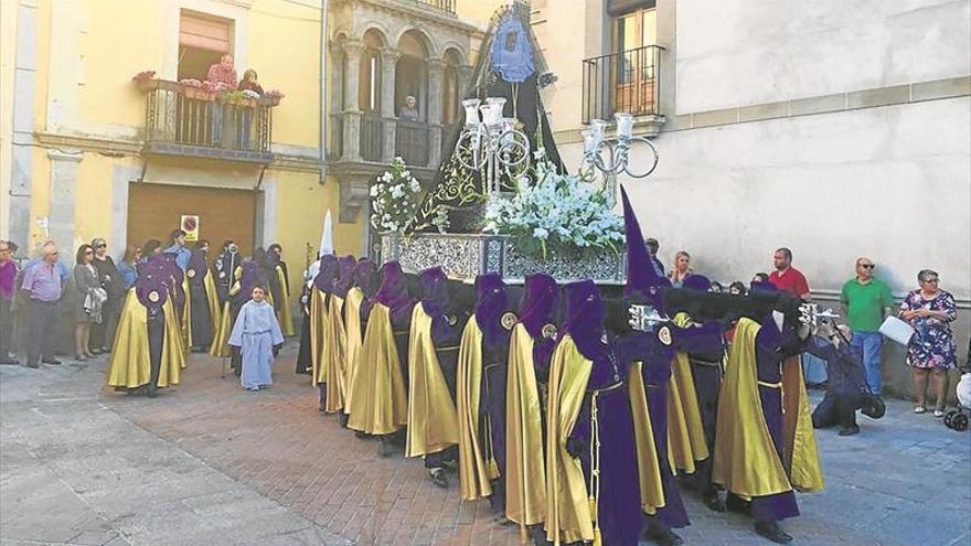 Los caurienses llenan las calles de devoción y silencio