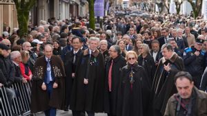 La comitiva oficial de la Feira do Cocido, de camino al palco de la Rúa Principal de Lalín.