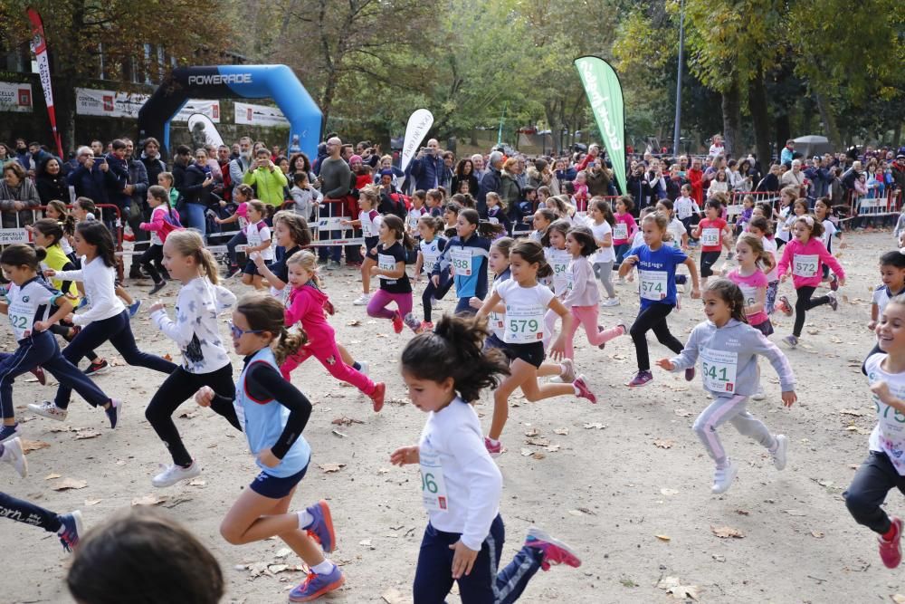 Más de 1.100 jóvenes atletas desafían a las bajas temperaturas para participar en la tradicional carrera de cross escolar.