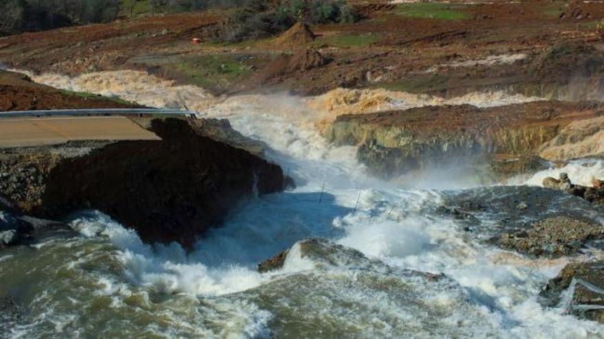 Miles de evacuados al norte de California por el riesgo de rotura de una presa