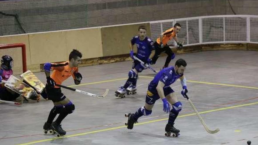 Una acción del partido de ayer.