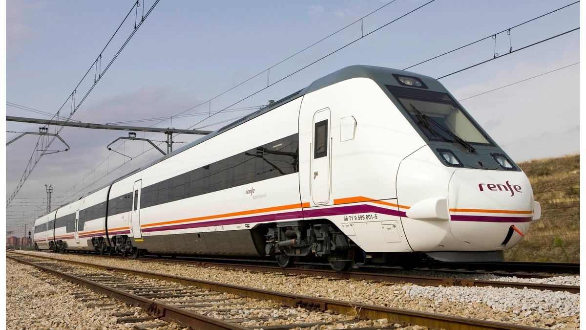 Archivo - Tren de Media Distancia en una imagen de archivo.