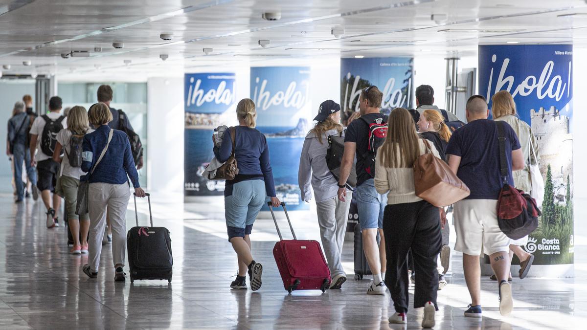 Pasajeros en el aeropuerto de Alicante-Elche