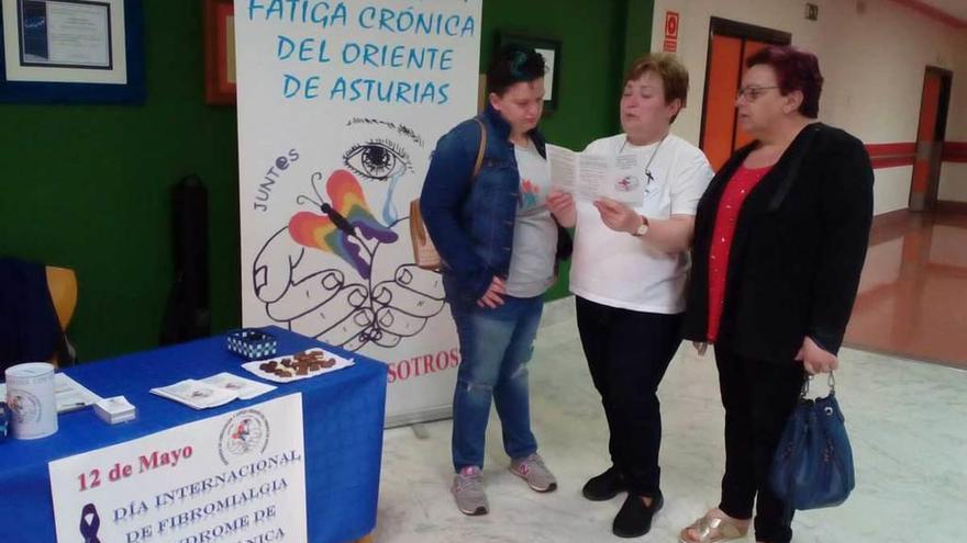 Irene Collía, Carmen Rodríguez y Luisa López, ayer, en el Hospital de Arriondas.