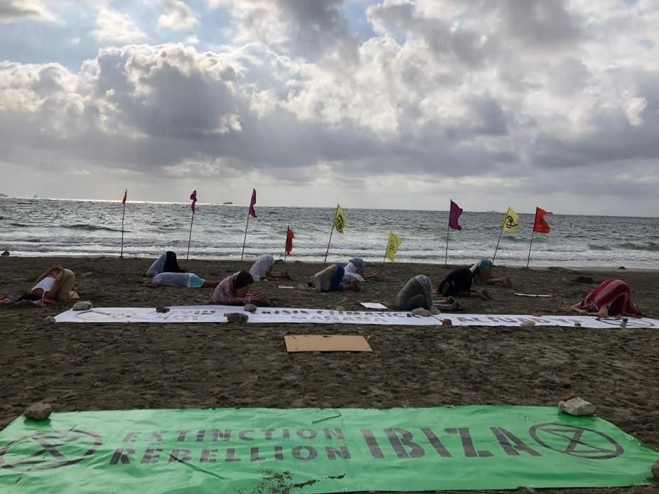 Acción de Extinction Rebellion Ibiza en Platja d'en Bossa