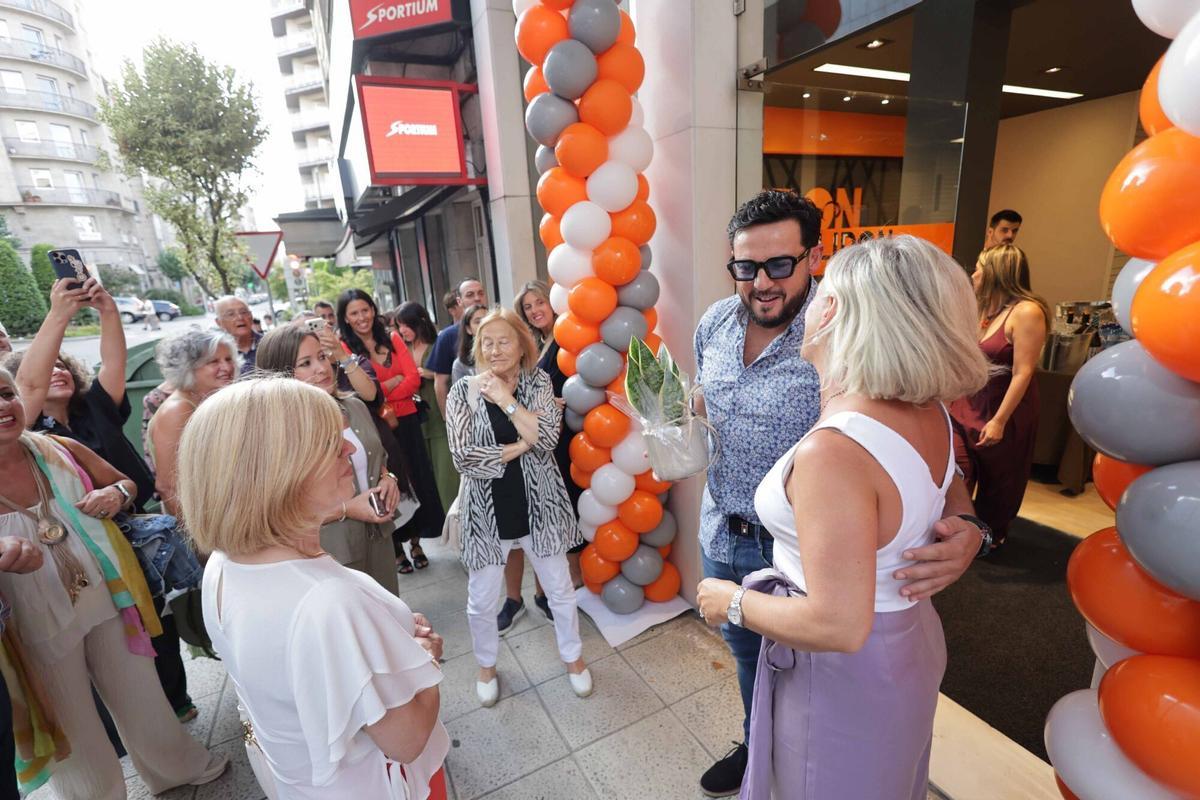 Asistentes a la inauguración de Lirón Store.
