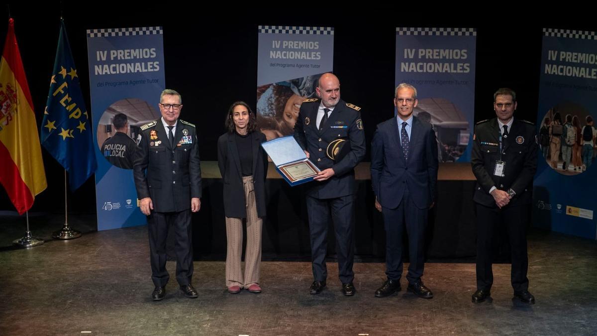 El intendente-jefe del Cuerpo de la Policía Local de Burriana, Raúl Amat, recibió la placa honorífica placa honorífica en reconocimiento a la dilatada trayectoria.