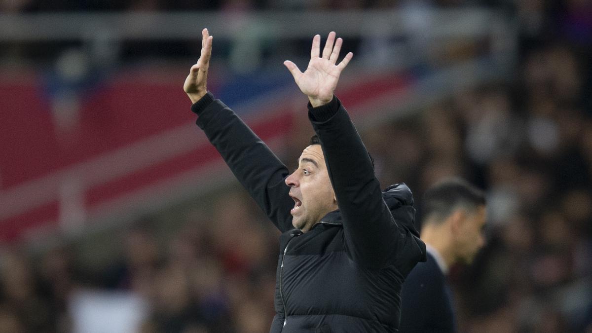 Xavi llama la atención de sus futbolistas durante el partido con el Girona.