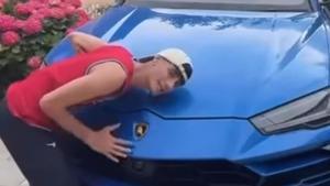 Uno de los youtubers junto al Lamborghini.