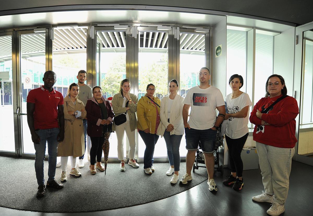 Los padres, en el consistorio, antes de ser recibidos por el alcalde.