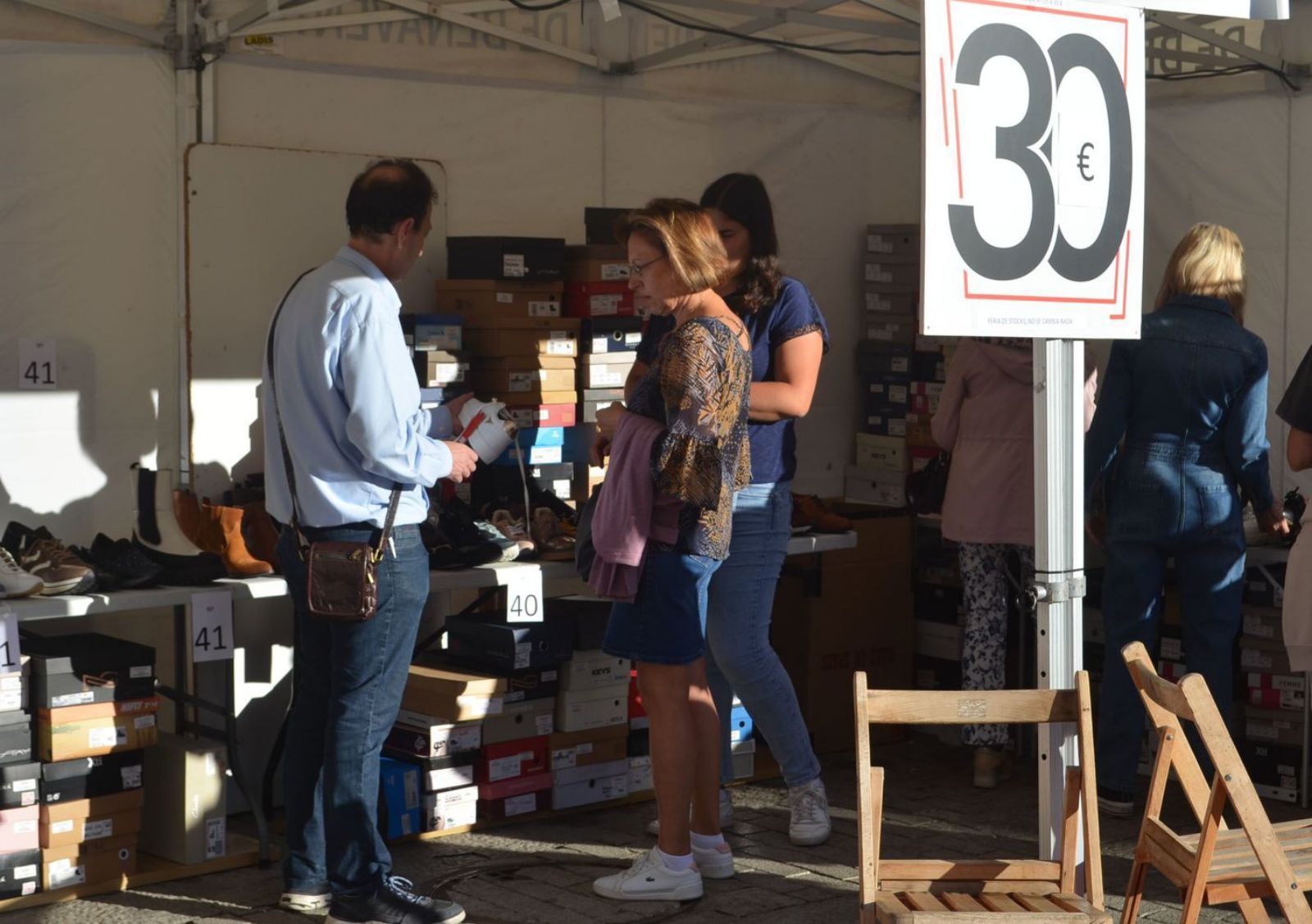 Varios negocios con calzado, presentes en la Feria del Stock. | E. P.