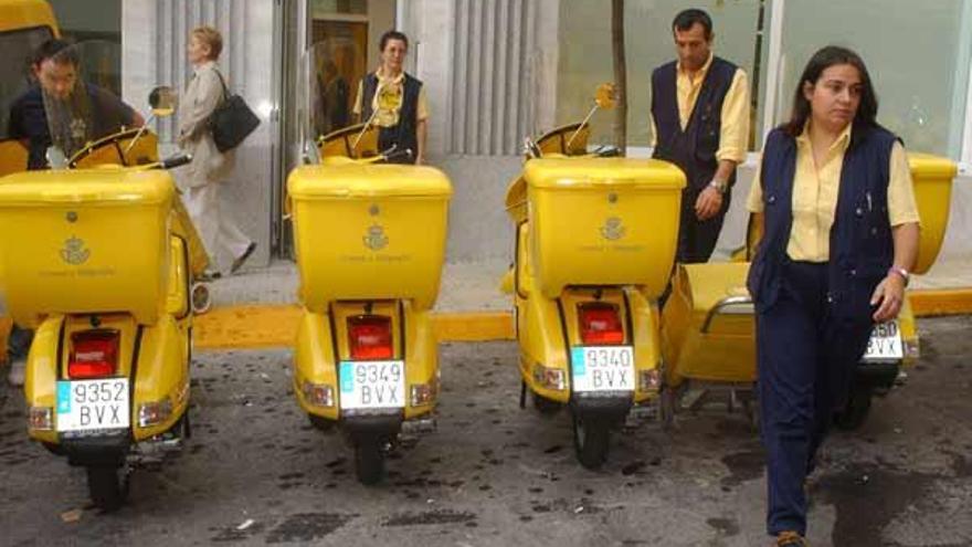 Servicio de reparto de Correos en Ourense.  // Iñaki Osorio