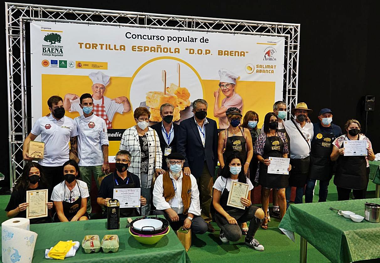 Organizadores y participantes en el concurso de tortilla.