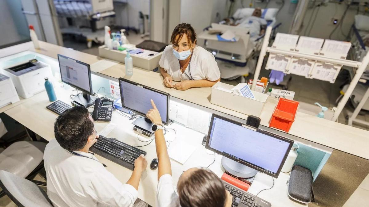 Una de les professionals del Trueta en una estància de l'hospital