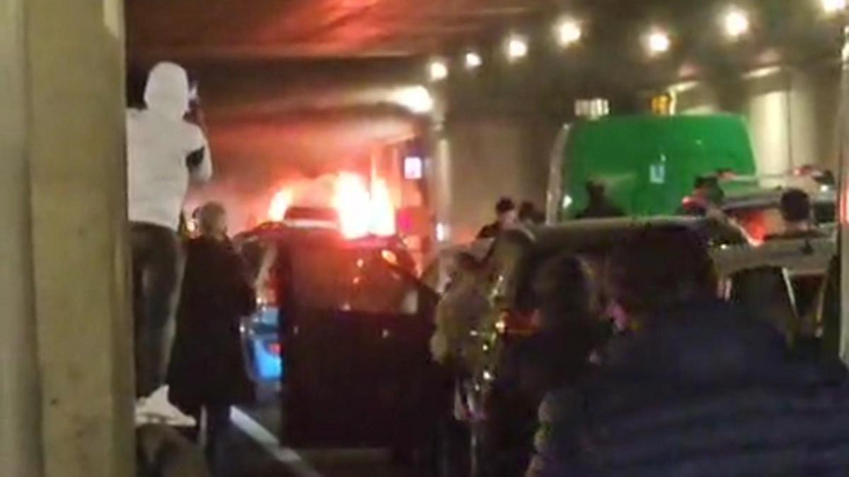 Atasco en el túnel de ronda litoral de Barcelona por el incendio de un coche