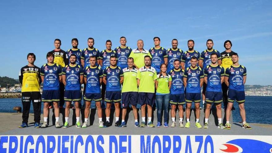 Foto oficial del primer equipo del Frigoríficos del Morrazo, ayer en su presentación. // Gonzalo Núñez