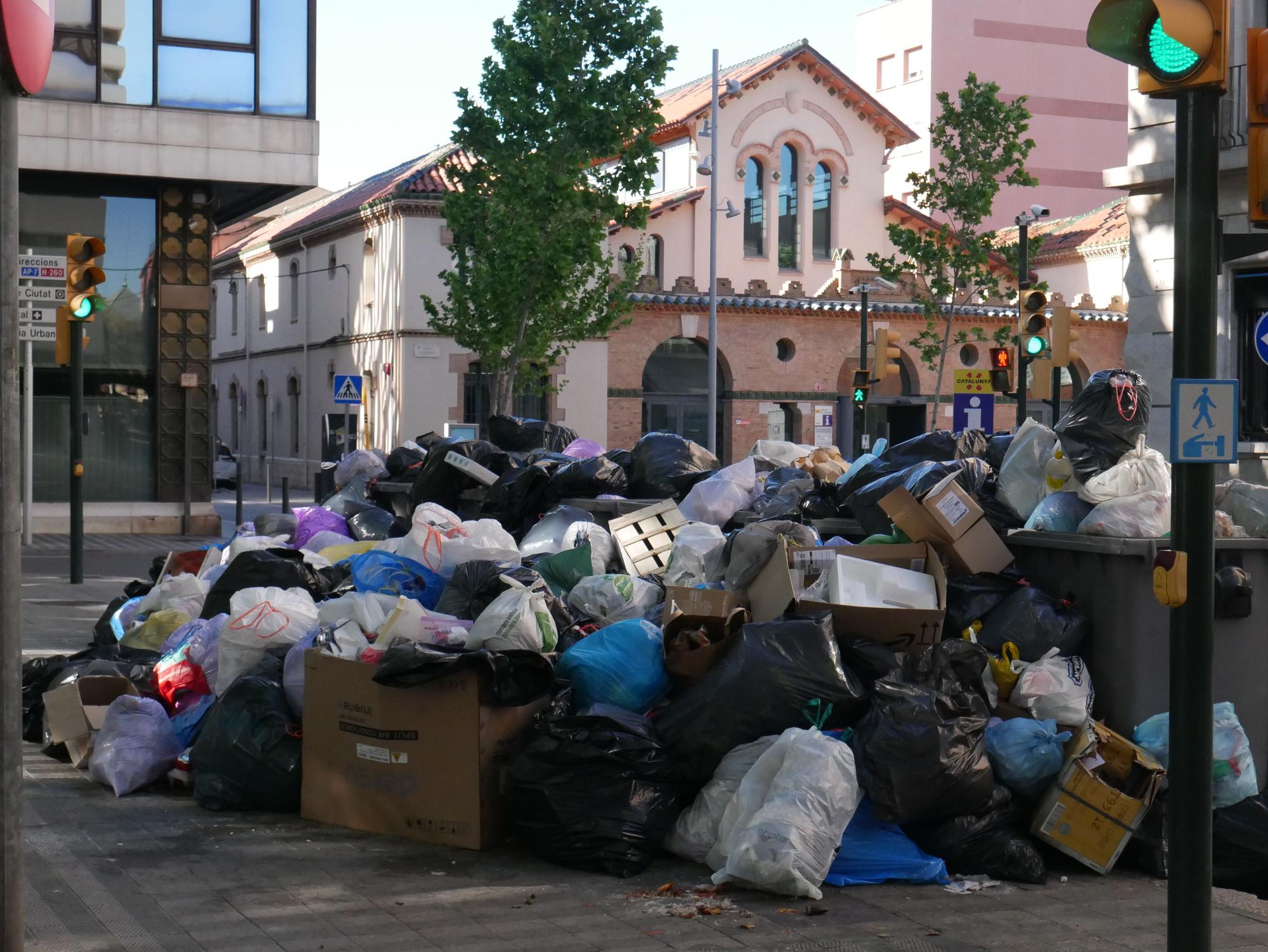 Figueres continua patint la vaga d'escombraries una setmana després