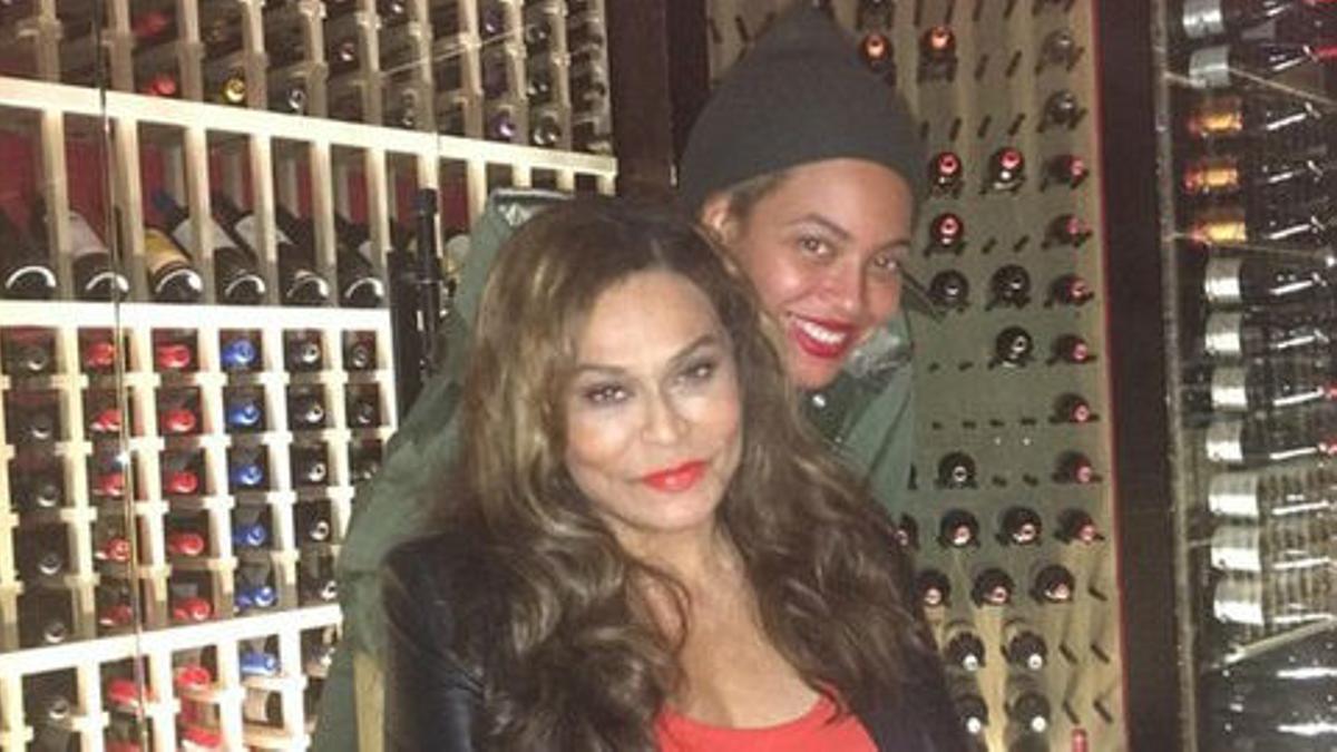 Beyoncé, con su madre Tina, durante la cena de cumpleaños de esta en el restaurante Del Frisco Grilles de Santa Mónica (California).