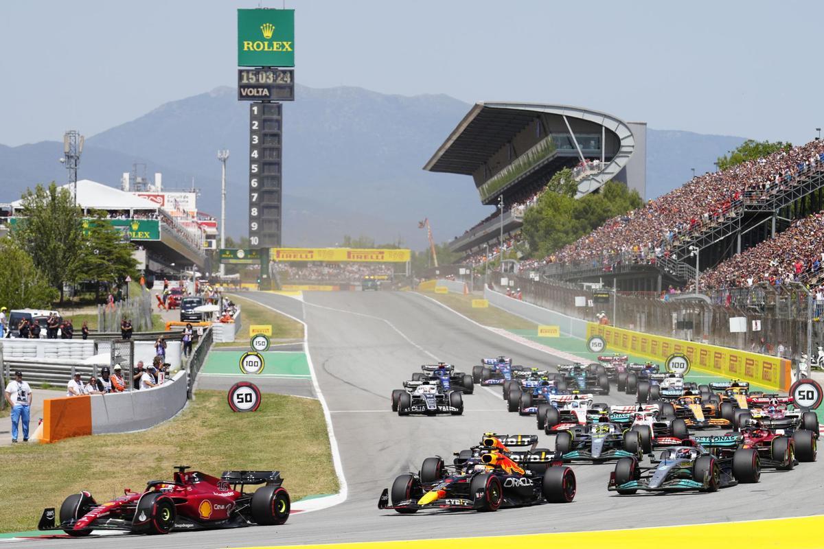 MONTMELÓ (BARCELONA), 22/05/2022.- Los pilotos toman la primera curva durante el Gran Premio de España de Fórmula Uno que se disputa este domingo en el circuito de Barcelona-Cataluña, en Montmeló (Barcelona). EFE/Enric Fontcuberta