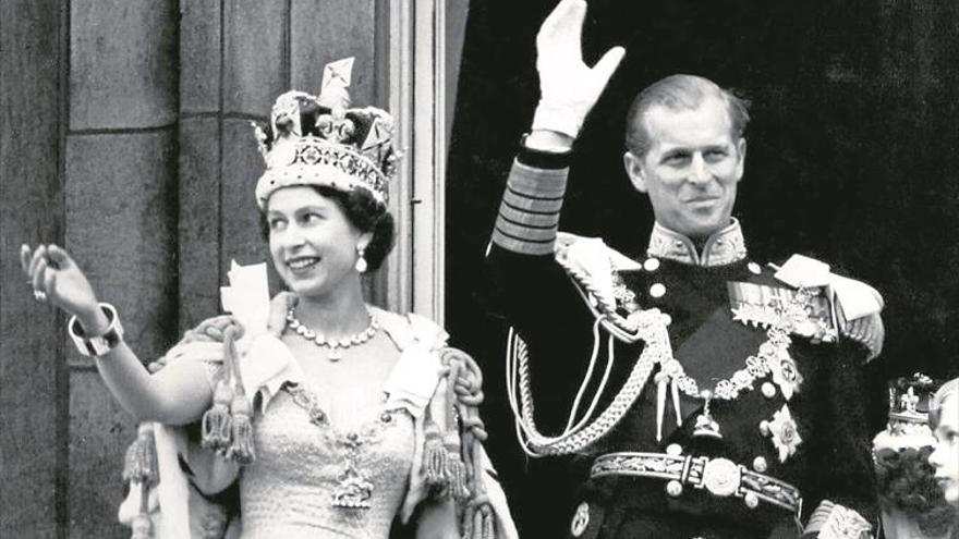 Historia del traje tres piezas: de la monarquía británica a hoy