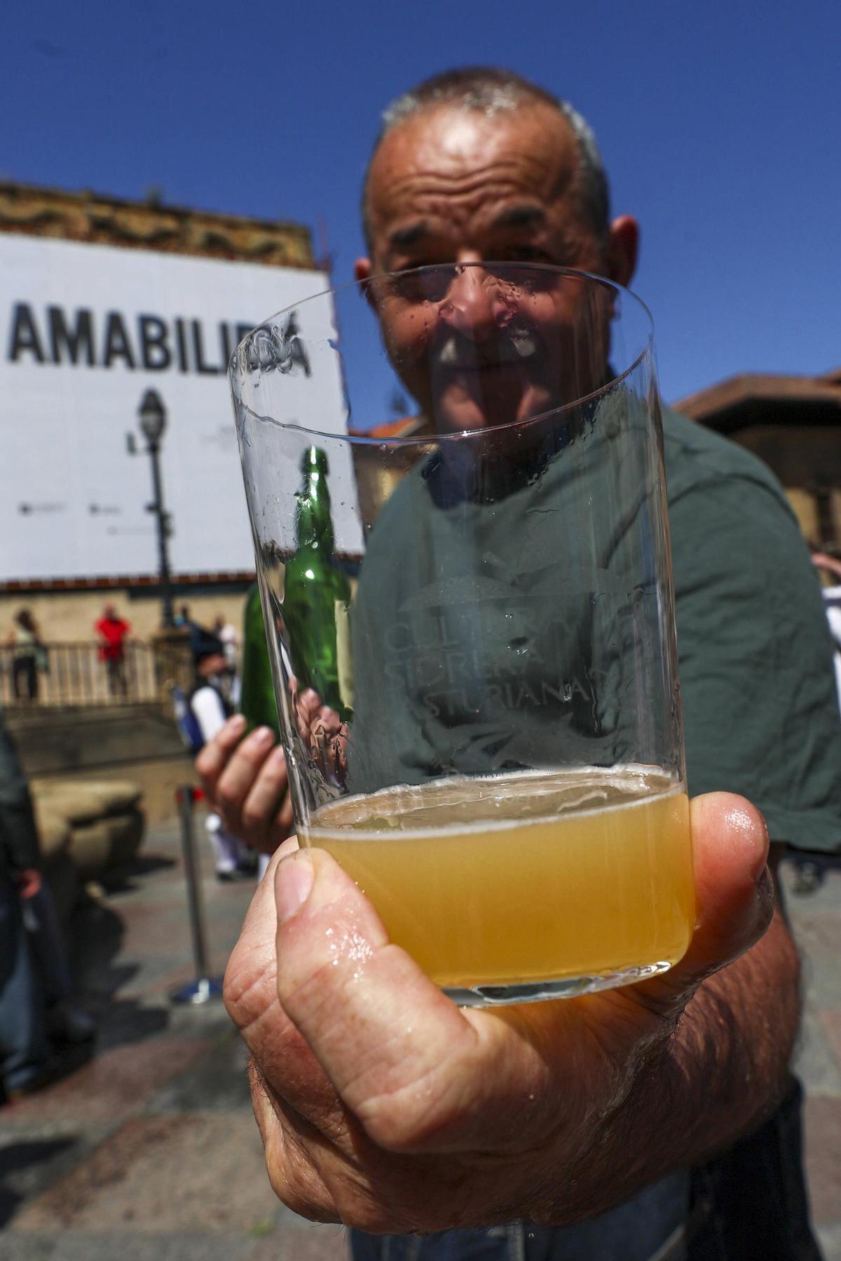 Oviedo levanta el brazo para un escanciado popular con más de un millar de personas por el Día Mundial de la Sidra, en imágenes