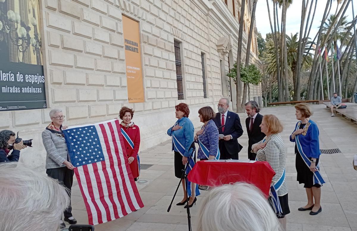 Las americanas saludaron a su bandera.