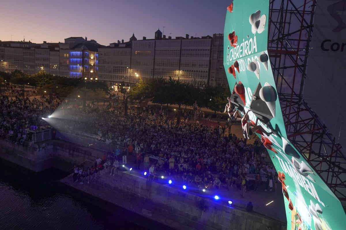 Multitudinaria final del psicobloc en GRAVITEO A Coruña Xacobeo