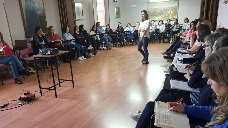 Marga García durante un momento del seminario impartido ayer en el colegio Amor de Dios.