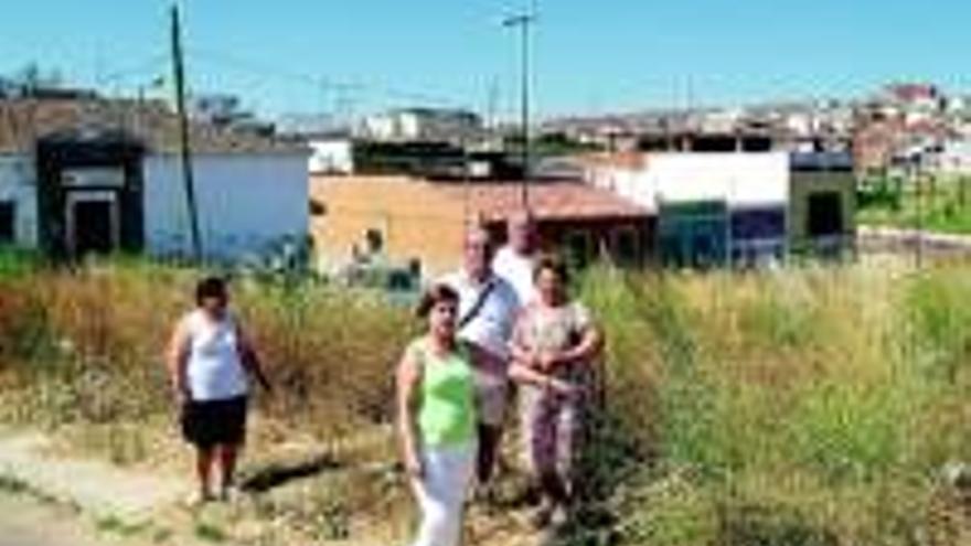 Vecinos de Cerro de Reyes denuncian el abandono y suciedad de sus calles