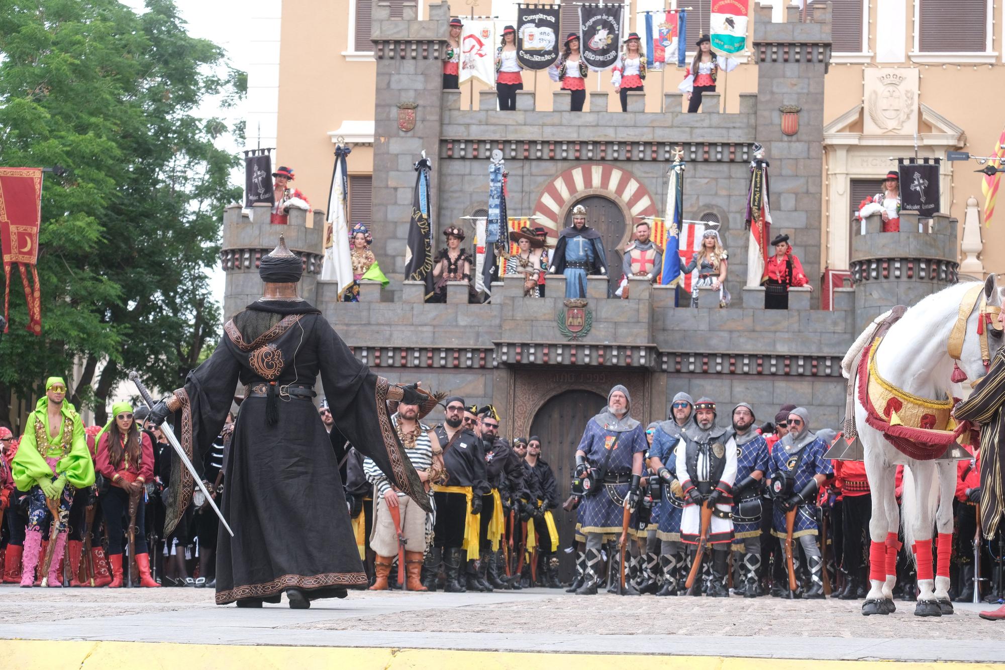 Los moros conquistan el castillo bajo la lluvia. Así ha sido la embajada mora de las fiestas de Elda