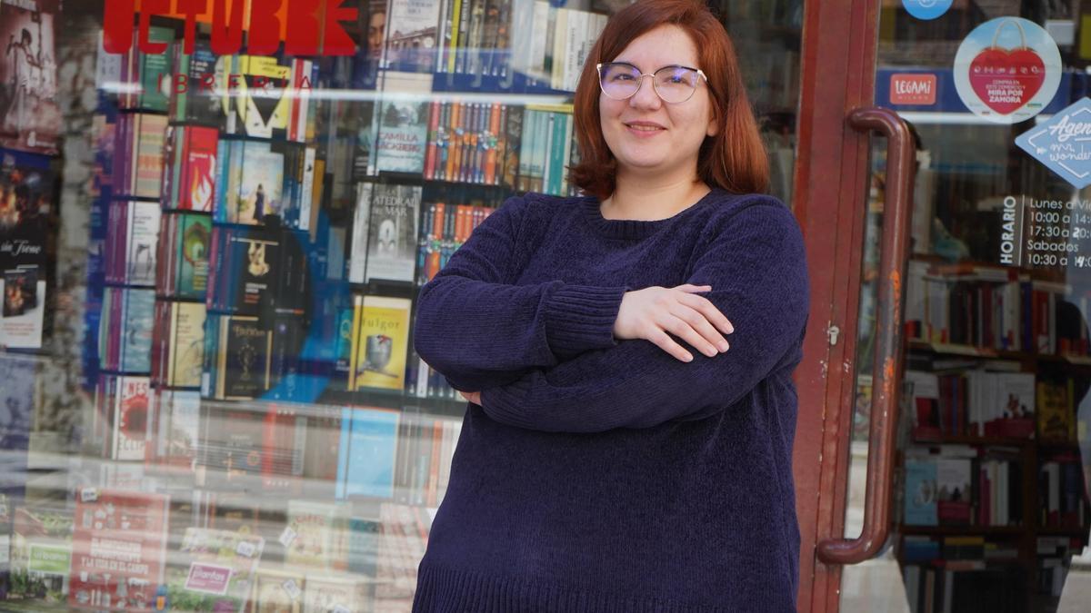 Clara Sánchez posa frenre a su Librería Octubre