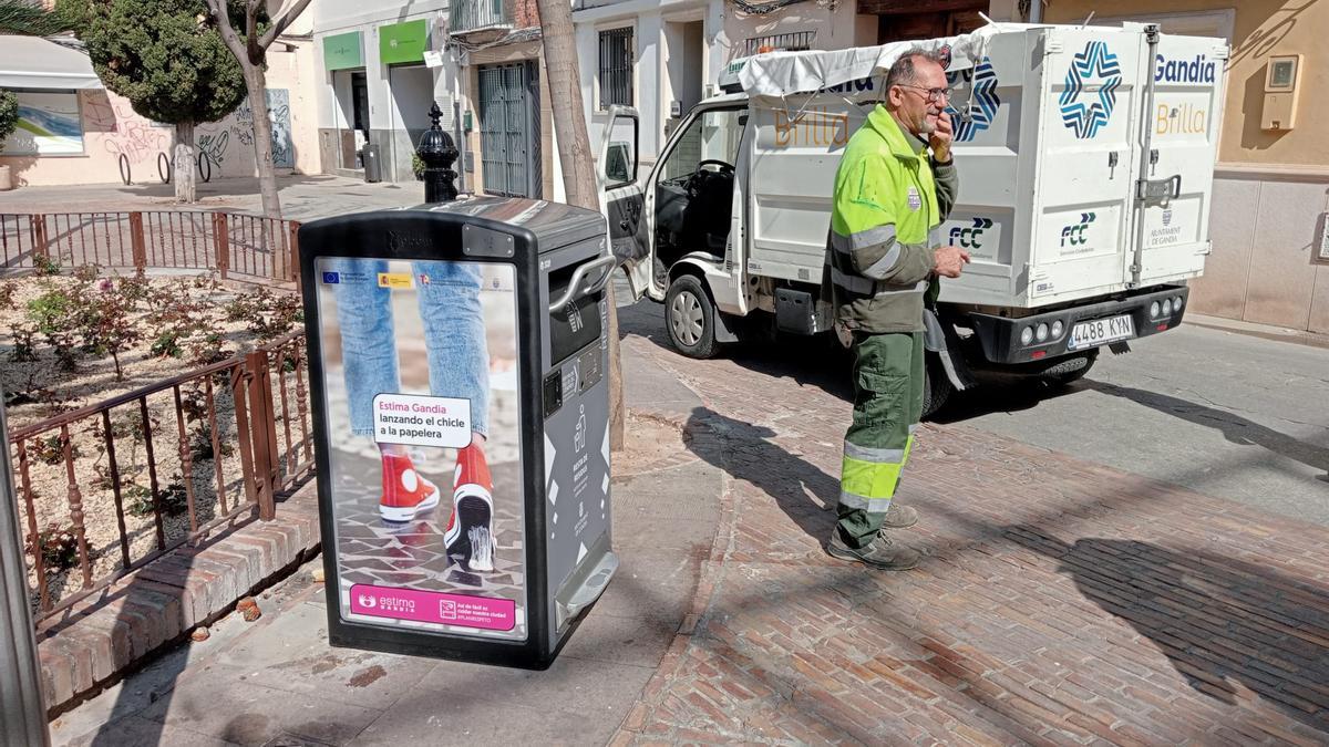 Una de las papeleras, en la plaza de Loreto.