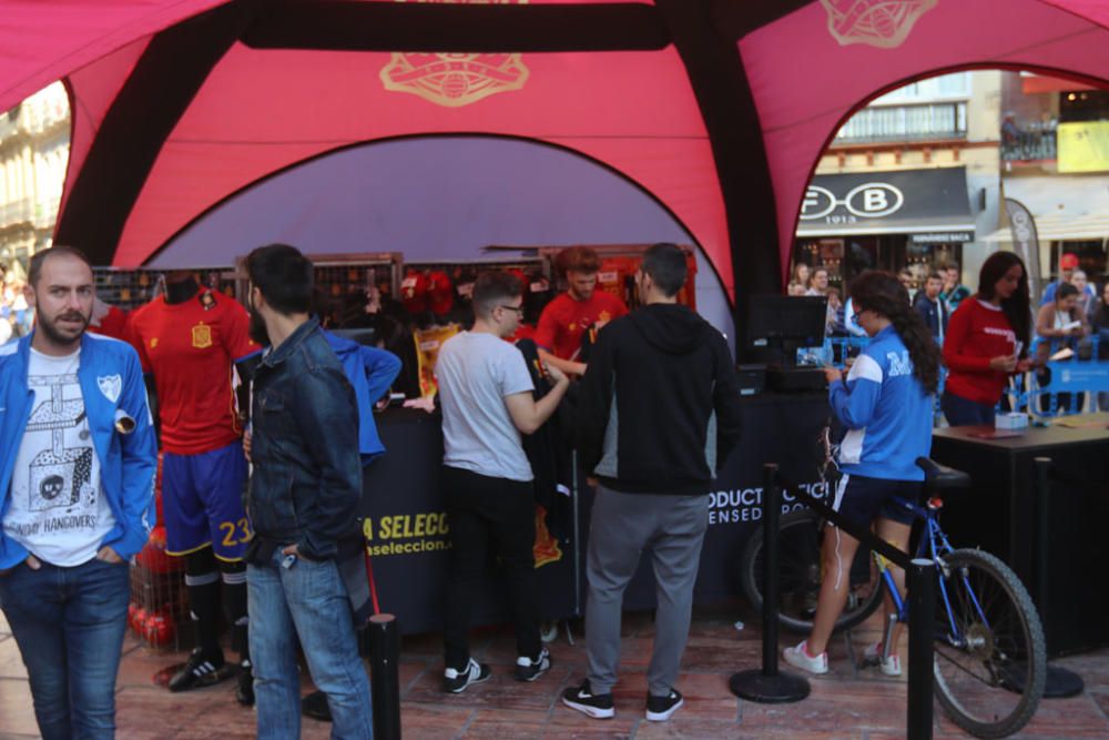 Cientos de aficionados hacen cola durante todo el jueves para fotografiarse con los trofeos de La Roja