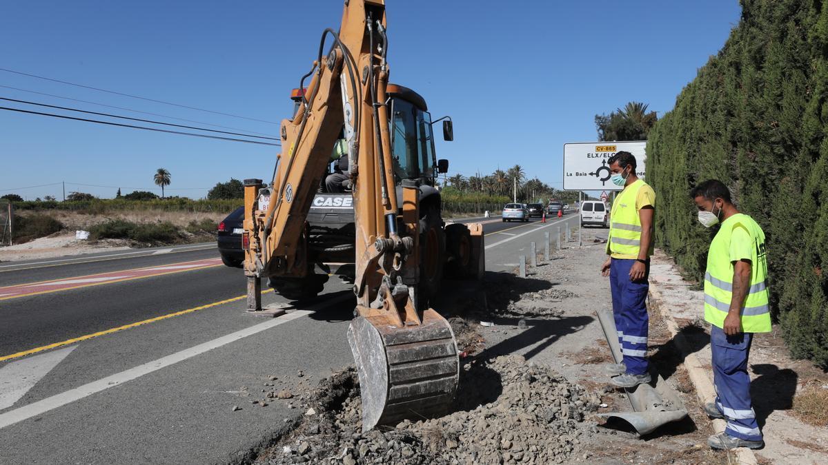 Obras en una carretera de Elche, en imagen de archivo.