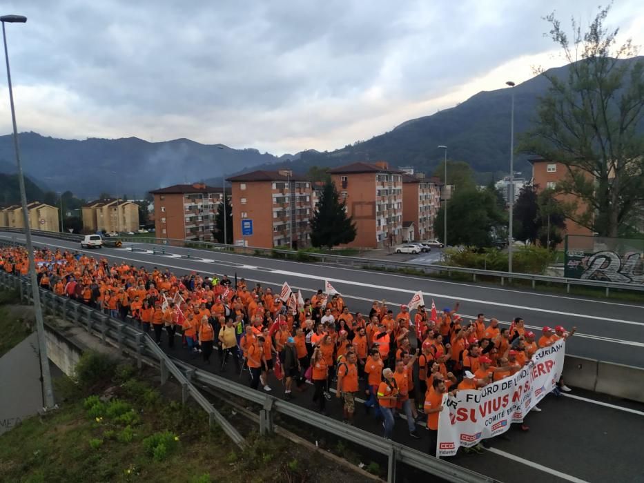 Los trabajadores de Vesuvius marchan a pie desde la fábrica de Riaño hasta la Junta.