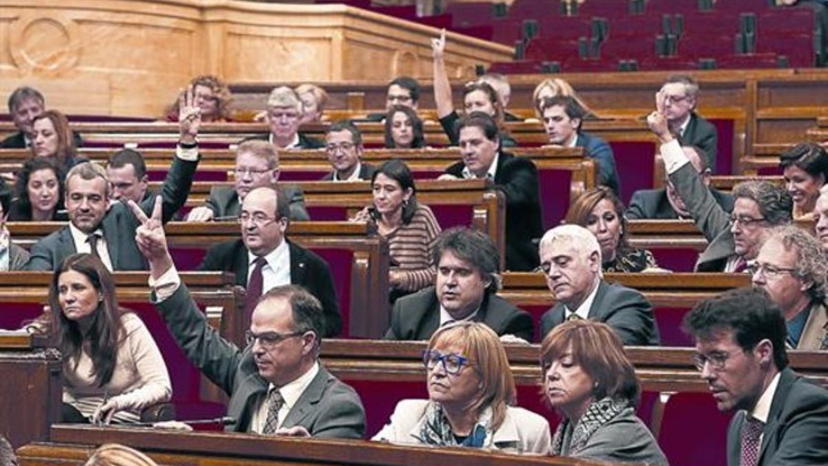 Los diputados del Parlament votan una moción de Ciutadans sobre la ley electoral, ayer.