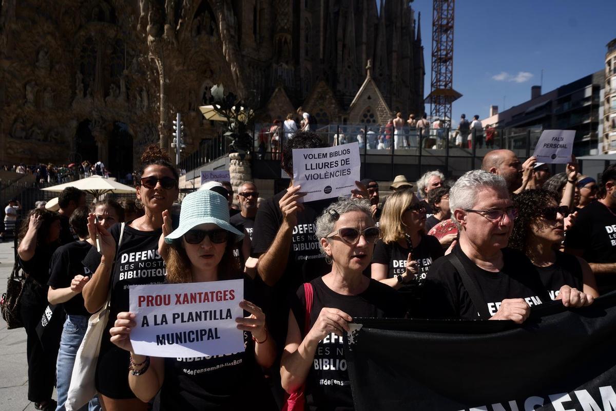 Trabajadores de las bibliotecas de Barcelona protestan frente a la Sagrada Familia para reclamar mejoras en sus condiciones laborales.