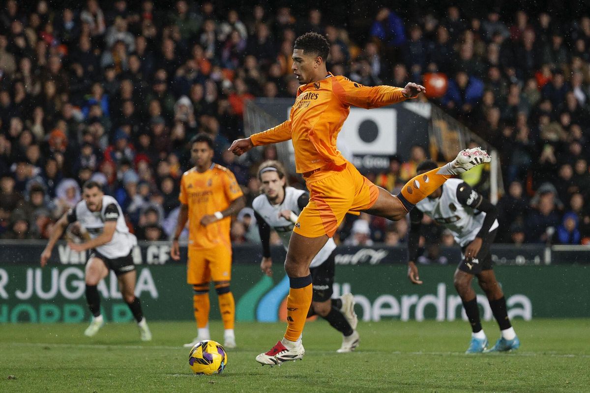 VALENCIA, 03/01/2025.- El centrocampista británico del Real Madrid Jude Bellingham falla el penal,ti que lanza durante el partido de la jornada 12 de LaLiga que Valencia CF y el Real Madrid disputan hoy viernes en el estadio de Mestalla, en Valencia. EFE/Manuel Bruque