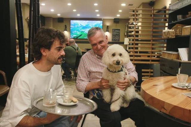 Tomando un café con el caniche, en una cafetería de Ourense