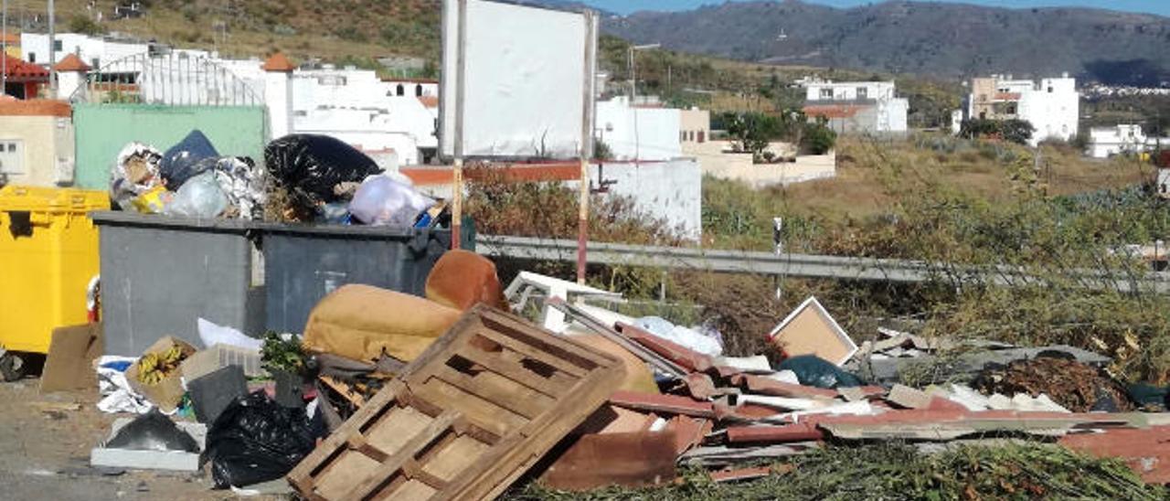 Trastos y basura acumulada en la llamada entrada Los Montes, en la carretera Los Picos, pasando El Ejido.