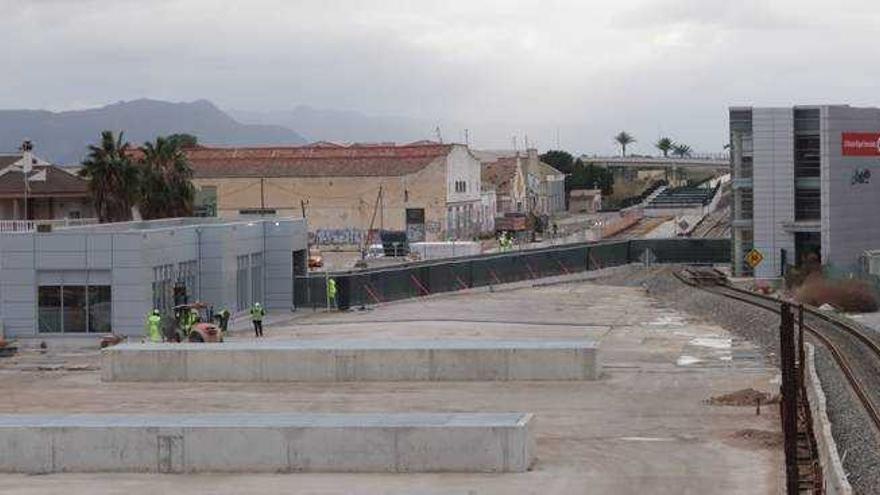 Orihuela rechaza que Adif construya una barrera sobre su bulevar para llegar al tren