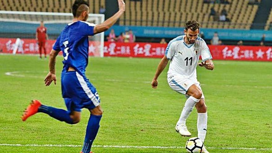 Cristhian Stuani controla una pilota en la victòria contra l&#039;Uzbekistan de divendres en les semifinals de la Xina Cup.