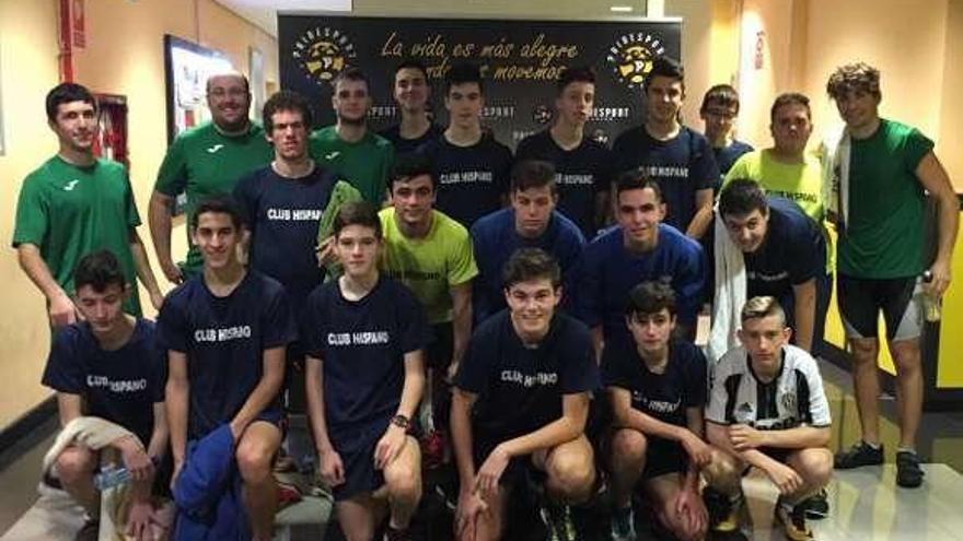 A la izquierda, Dani Cajigal con el equipo cadete.