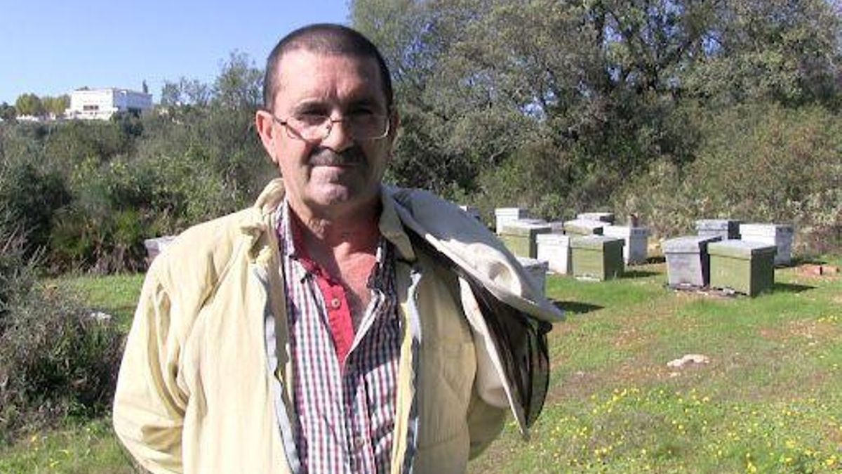 Fernando Morales, de Moramiel, ante sus colmenas de Hornachuelos.