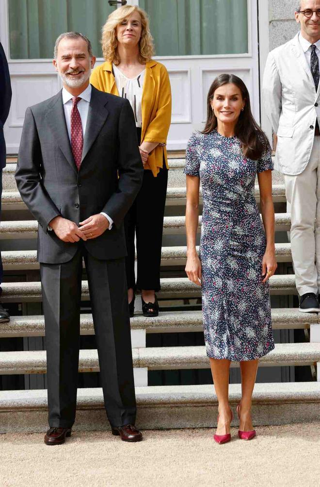 El rey Felipe y la reina Letizia con el vestido estampado puntillista de Hugo Boss