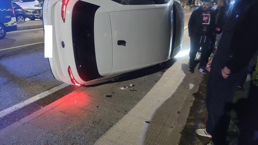 Brutal vuelco de un coche en en Morales del Vino en un accidente de tráfico