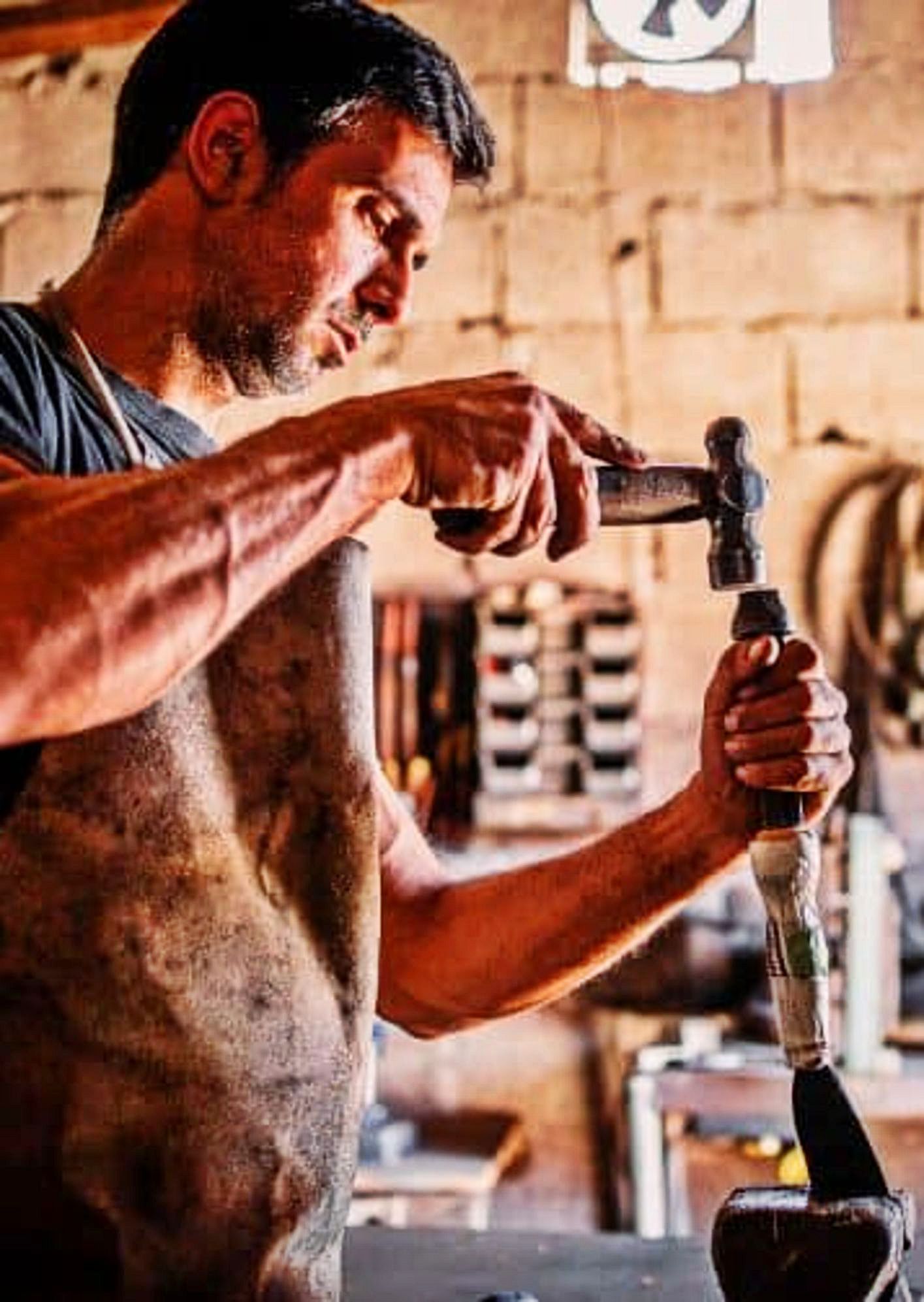 El herrero Yoel Díaz, en su antiguo taller de artesanía, junto a su casa, en su barrio natal de Todoque, que fue engullido por la lava el pasado 26 de septiembre.