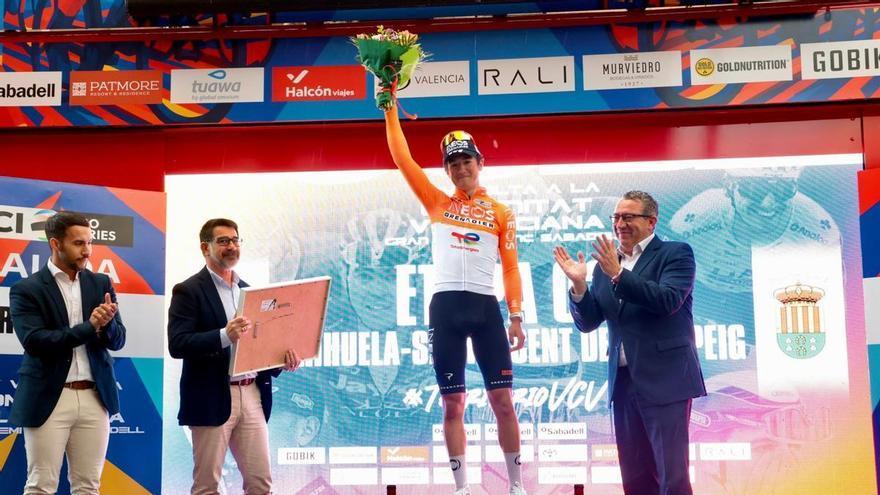 Andrew August (Ineos) cruza primero la meta en San Vicente del Raspeig y Girmay sigue como líder de la Volta