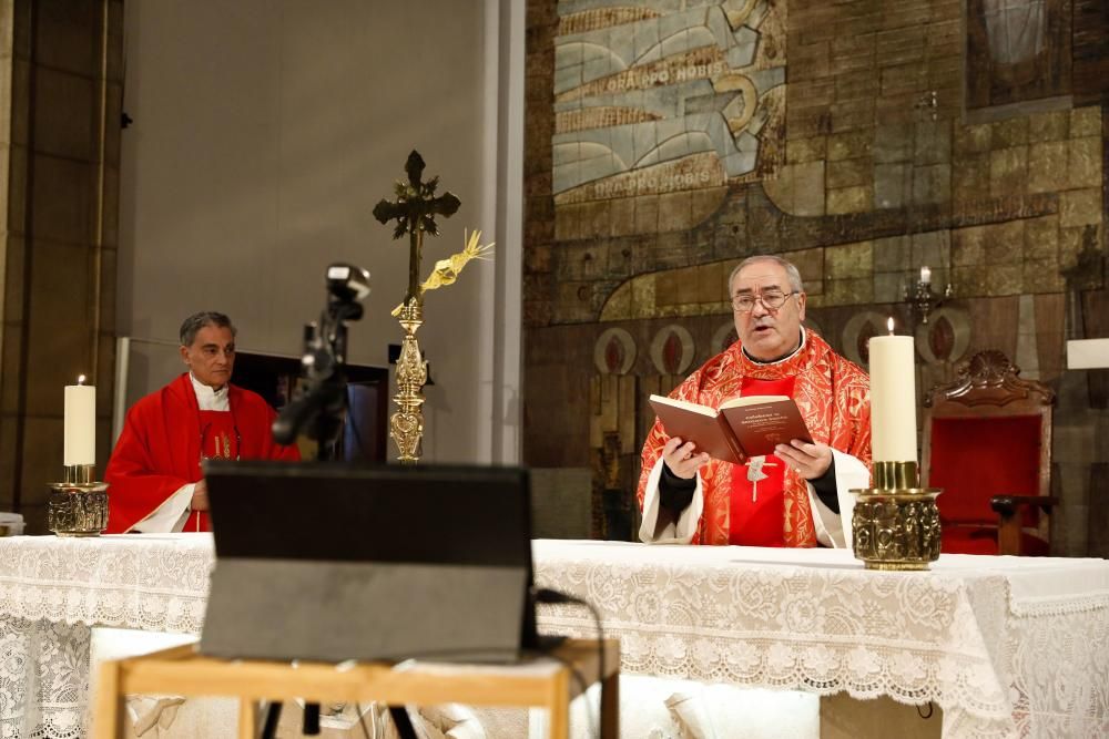 Los sacerdotes de Gijón ofician misa por internet