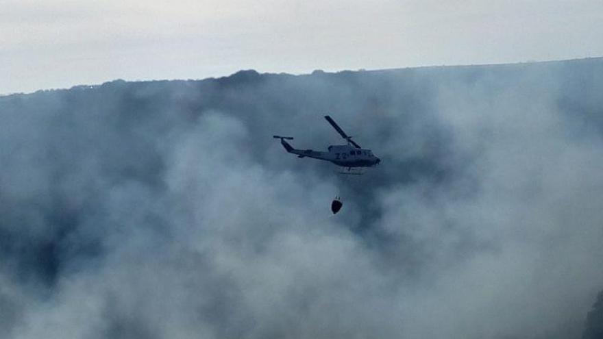 El helicóptero de Villardeciervos sofoca el incendio surgido en los Arribes en Navidad.